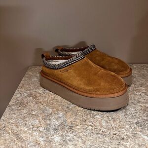 Women's Tan Koolaburra Slip-On Shoe